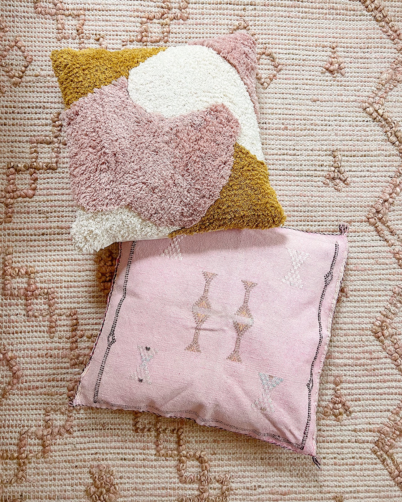 Pink tufted pillow sale